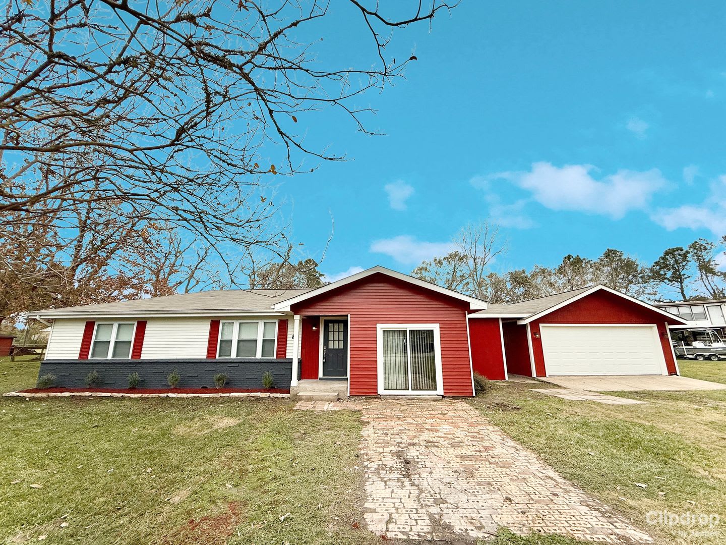 Gorgeous and spacious 4/2/2 on almost an acre in Angleton – photo 1