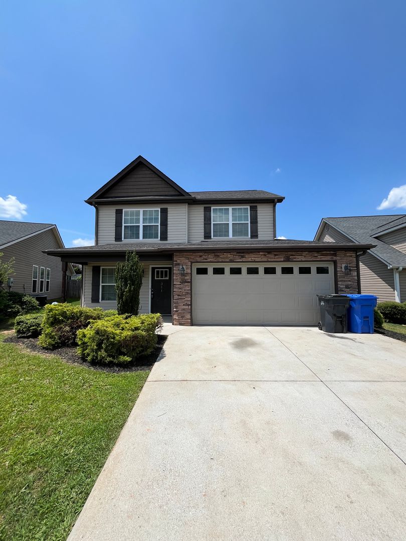 3 BR 2 1/2 Bath, Just a Short Distance to Swamp Rabbit and Downtown Greenville! – photo 1
