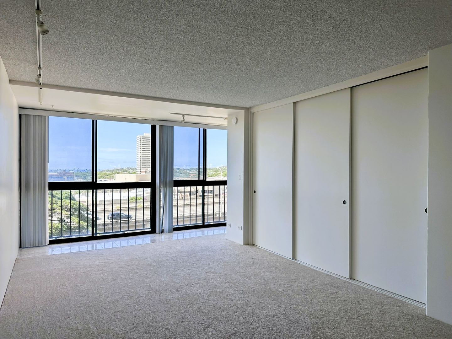 Kahala Towers 2BR/2BA/1PK – photo 1