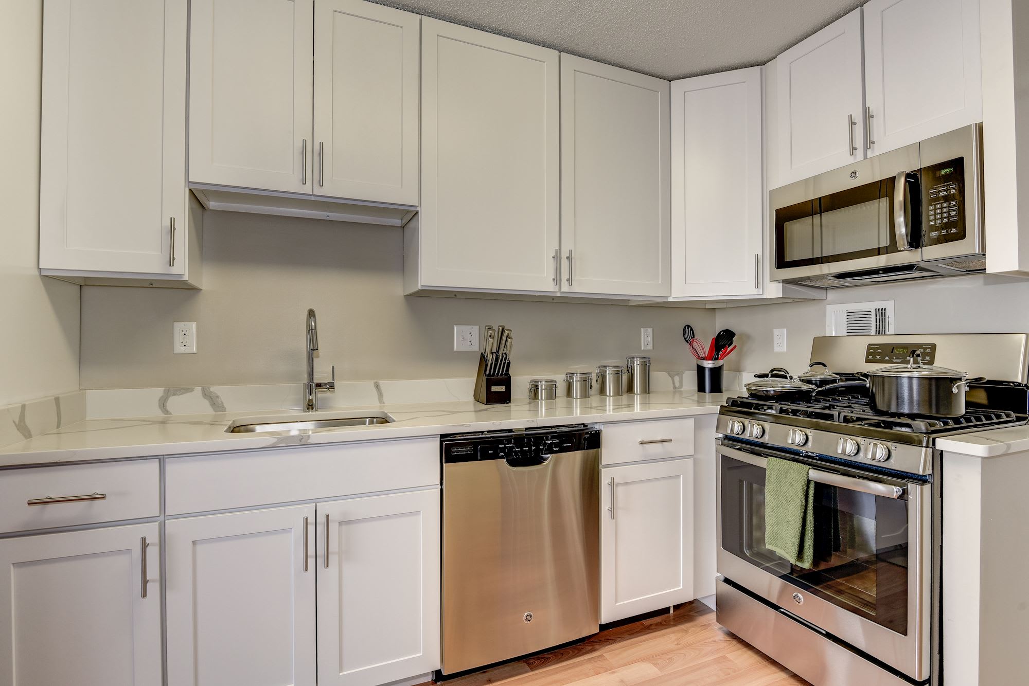 Crystal Plaza Apartments – photo 1