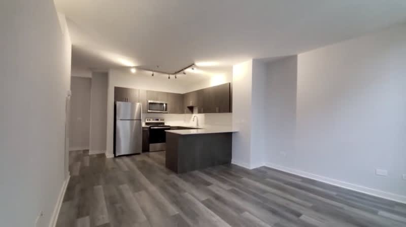 201 W Lake St – photo 1