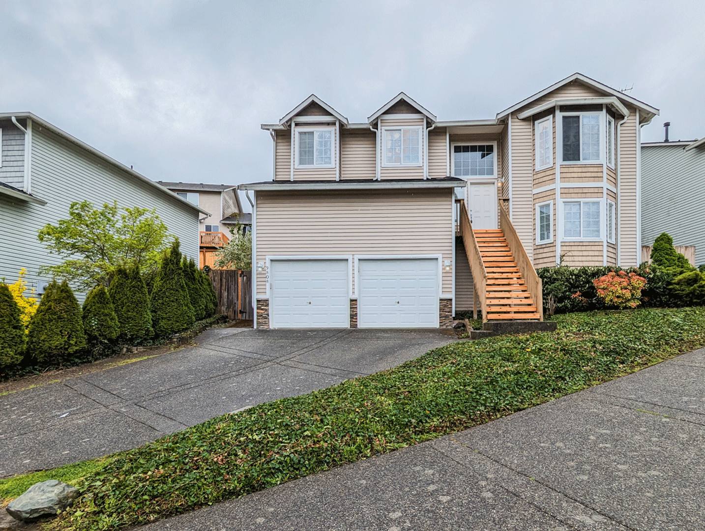**Move-In Special** Move in ready 5 bed, 3 bath home w/ fenced backyard! – photo 1 of 16