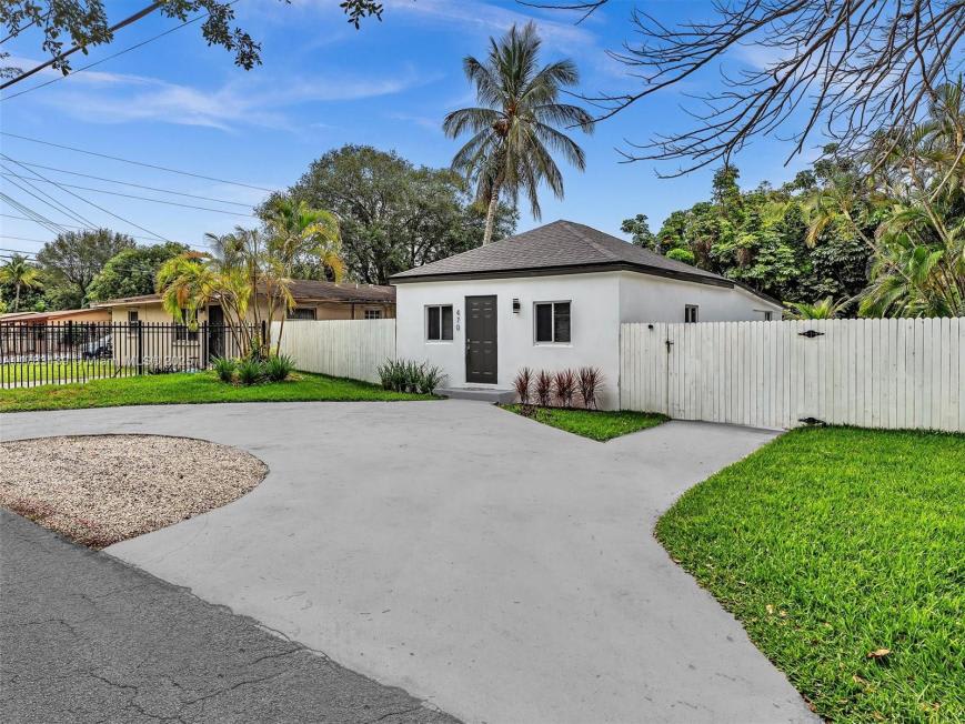 470 NE 165th St – photo 1
