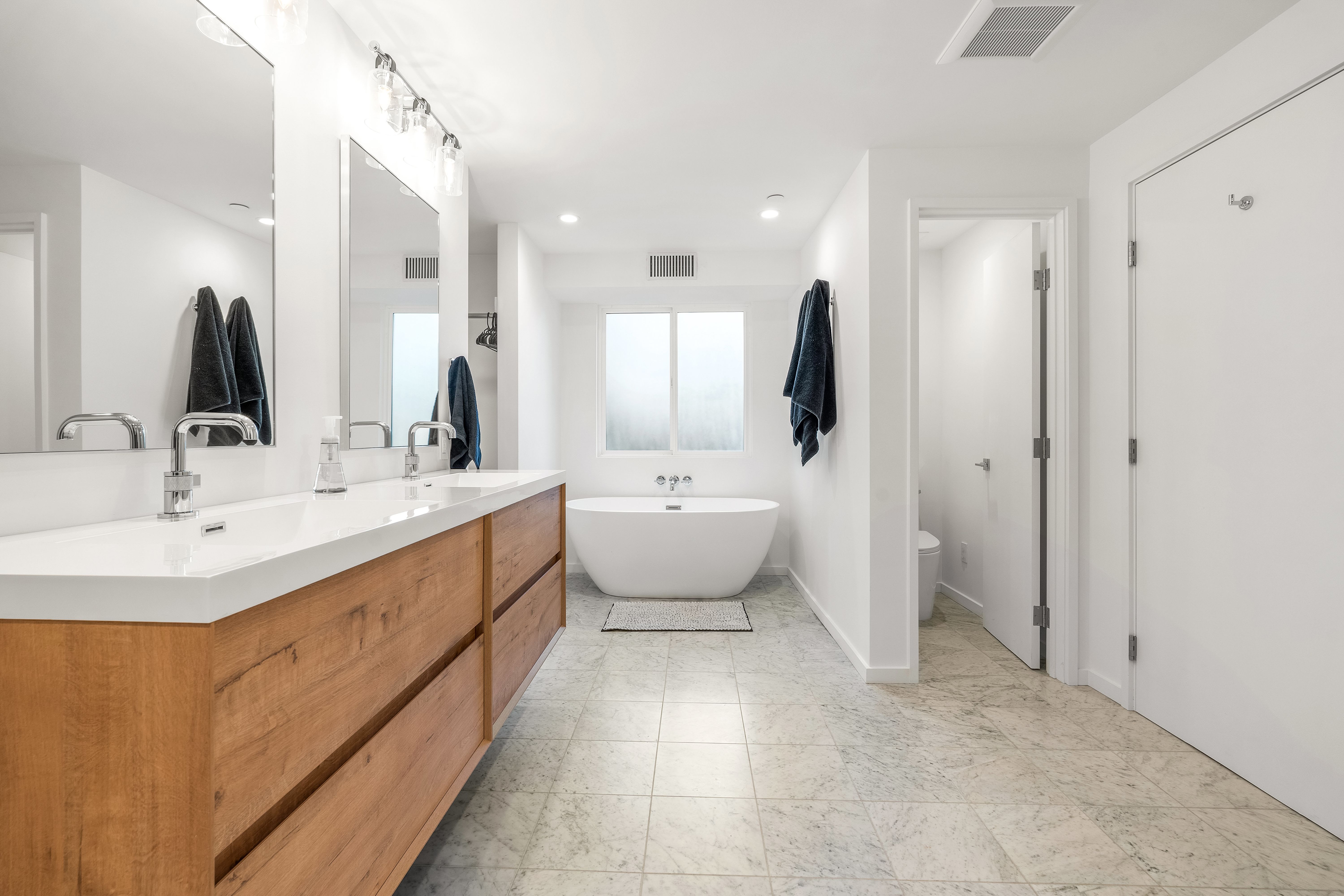 50 Deer Park Ave – photo 1