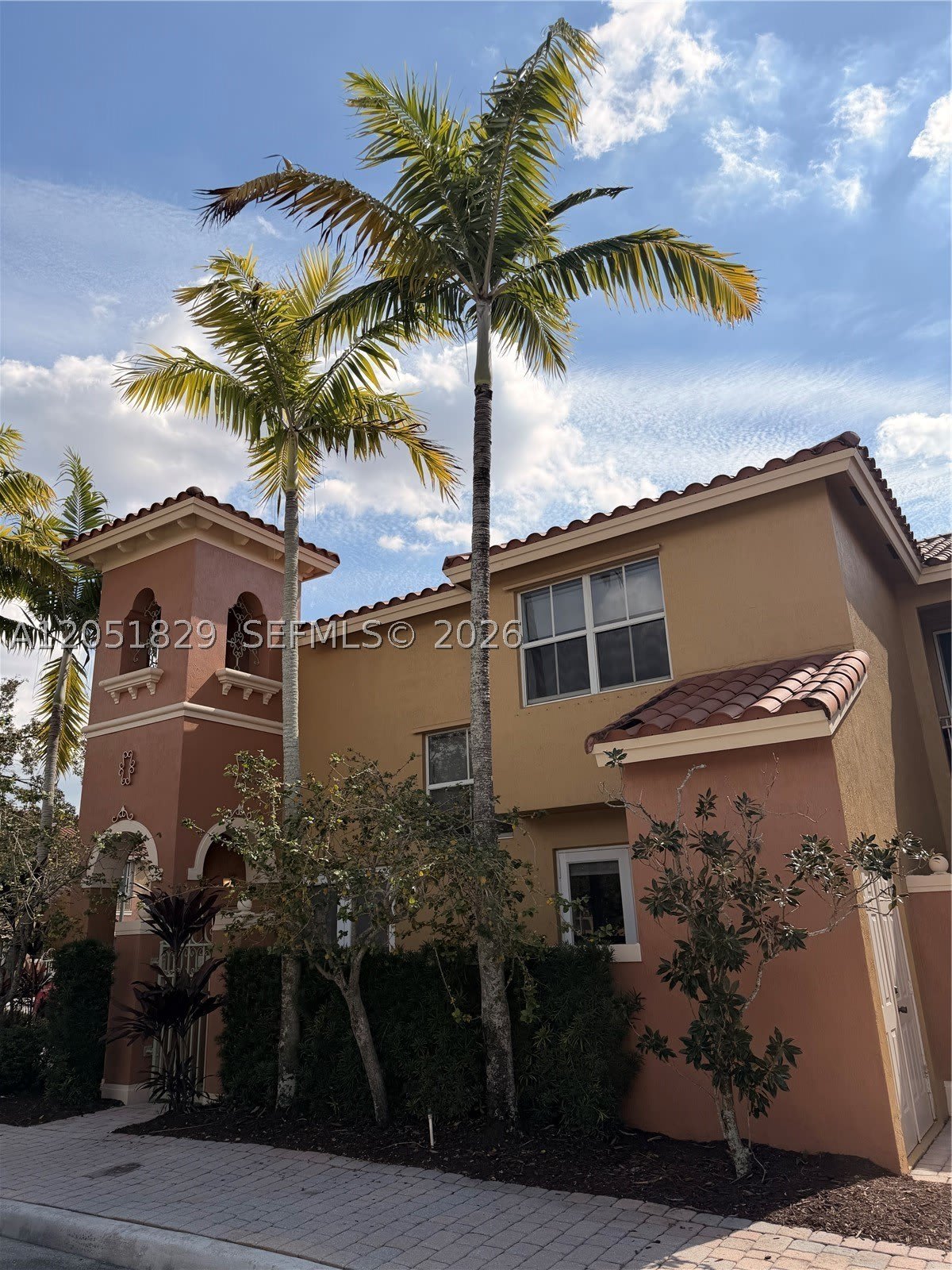906 SW 143rd ave – photo 1