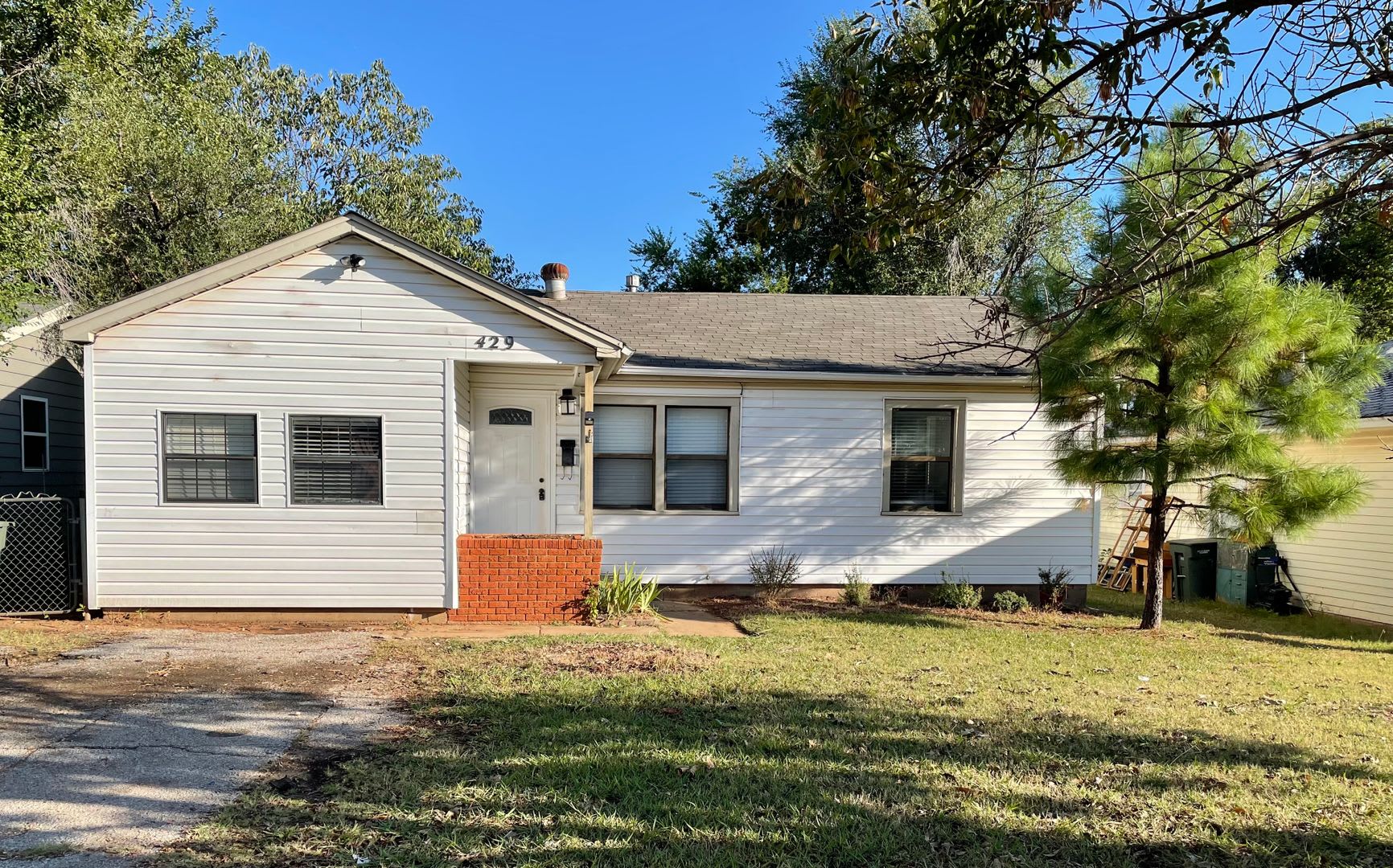 Cute 3 bed 2 bath in the hear of Edmond!! – photo 1
