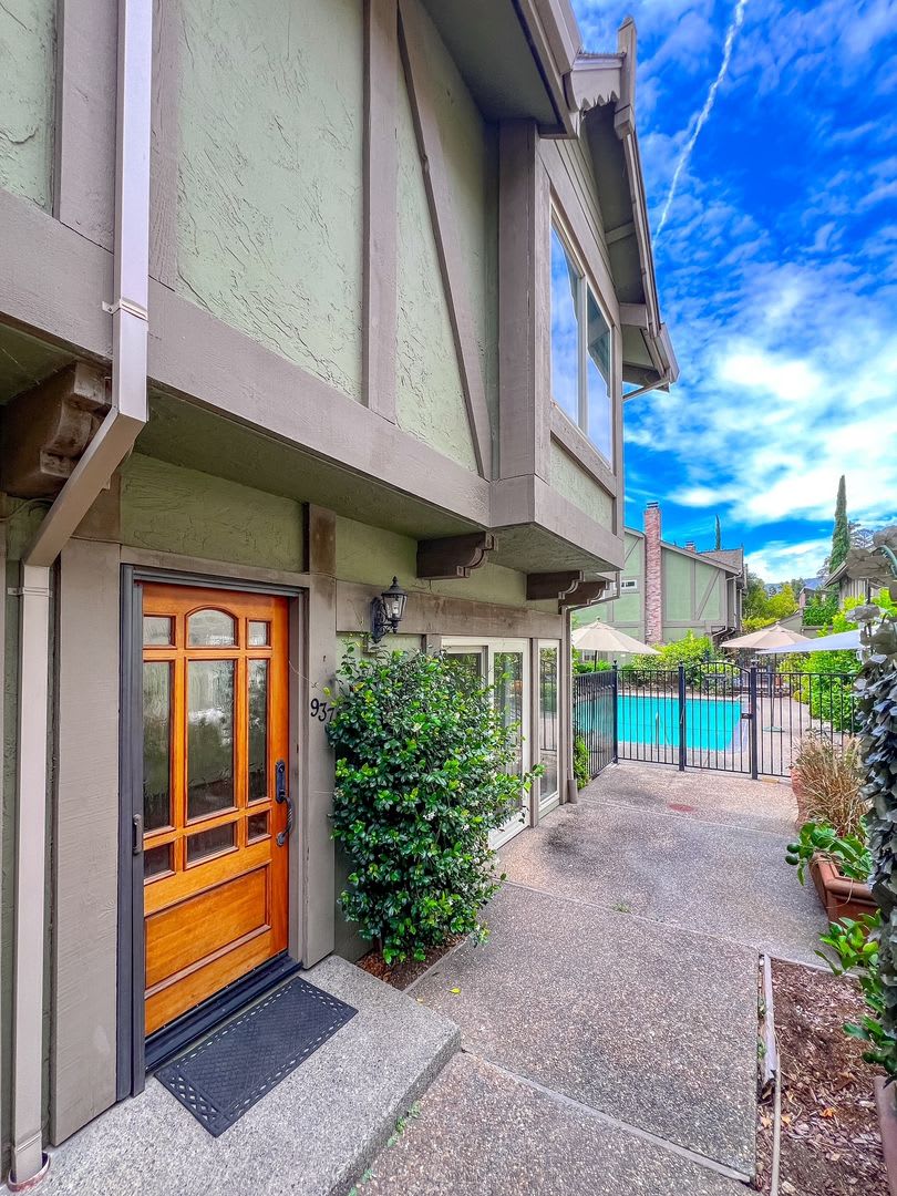Beautifully Remodeled St. Helena Townhome with Pool Access &amp; 2-Car Garage – photo 1 of 28