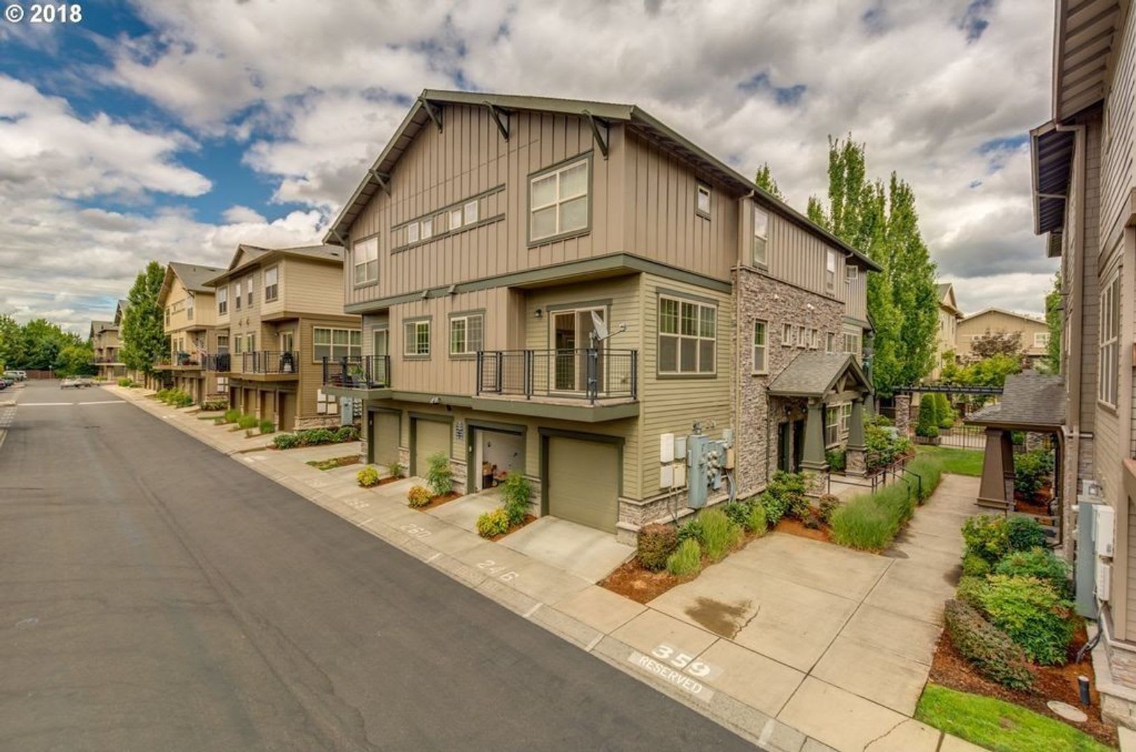 Beautiful 3 bedroom 2 bathroom Townhome! – photo 1