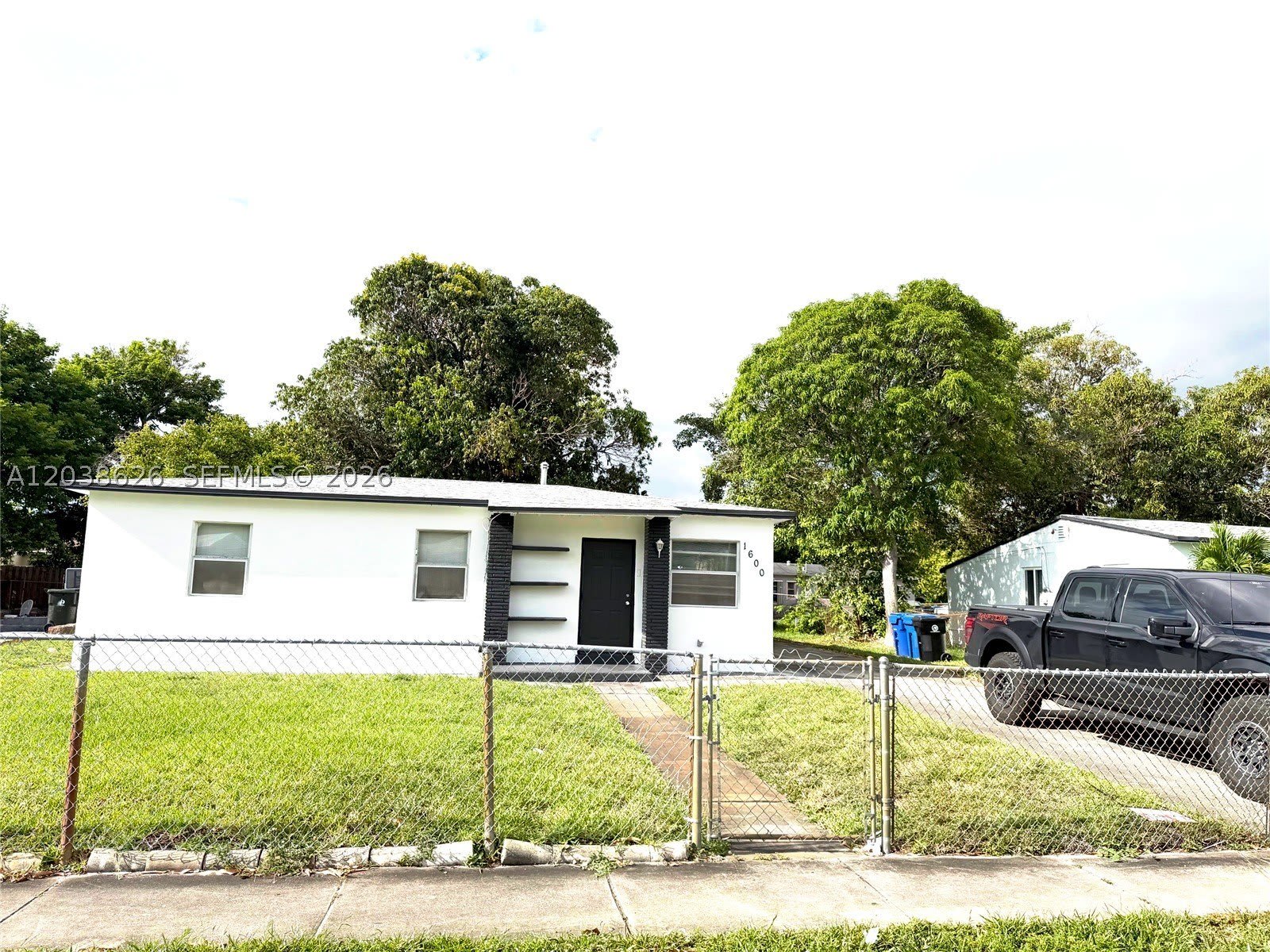 1600 NW 13th Ct – photo 1