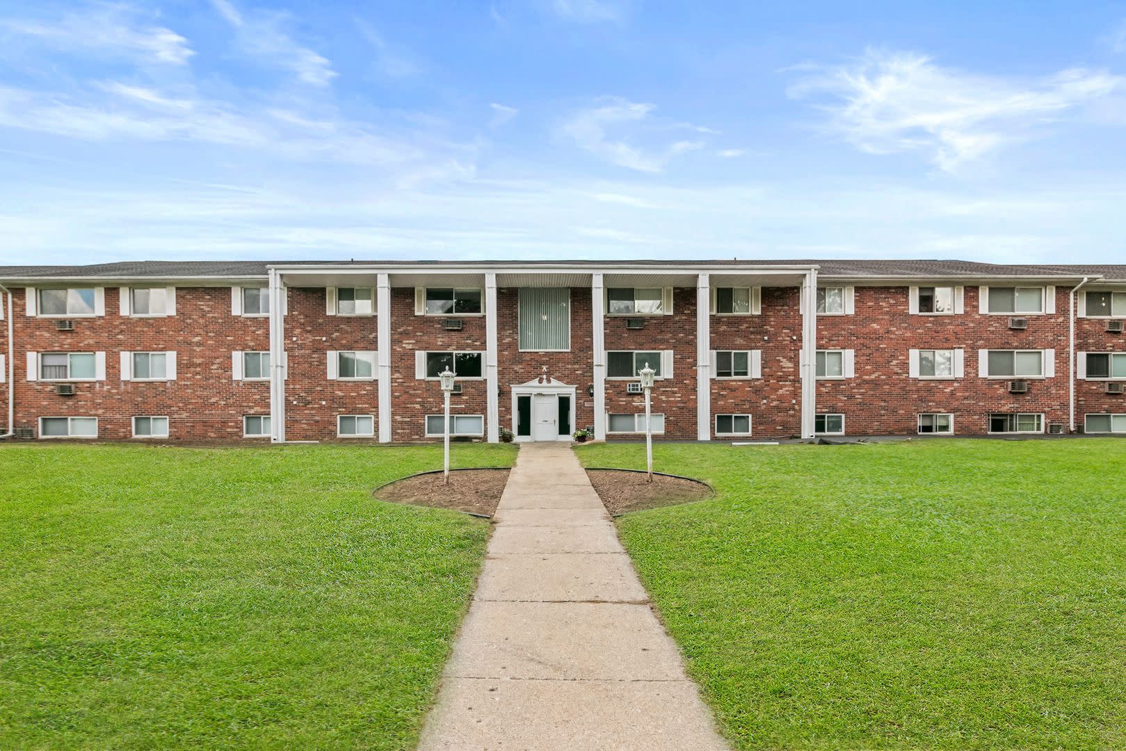 Carriage Park Apartments (Carriage Park Investors LLC) – photo 1 of 73