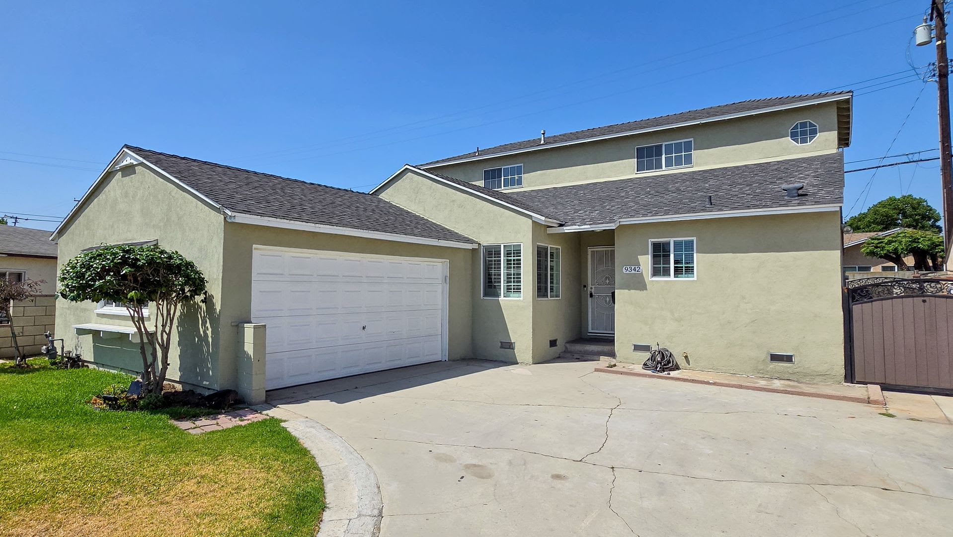 5 Bed 3 Bath House With Amazing Salt Water Pool! – photo 1 of 30