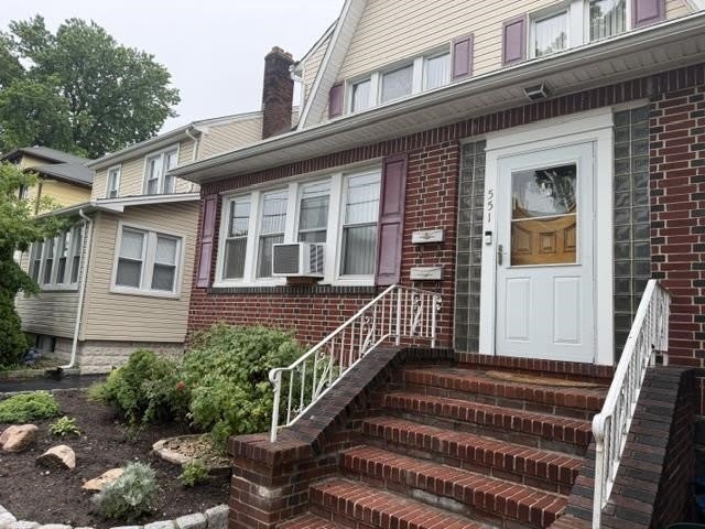 551 OLYMPIA AVE – photo 1 of 10
