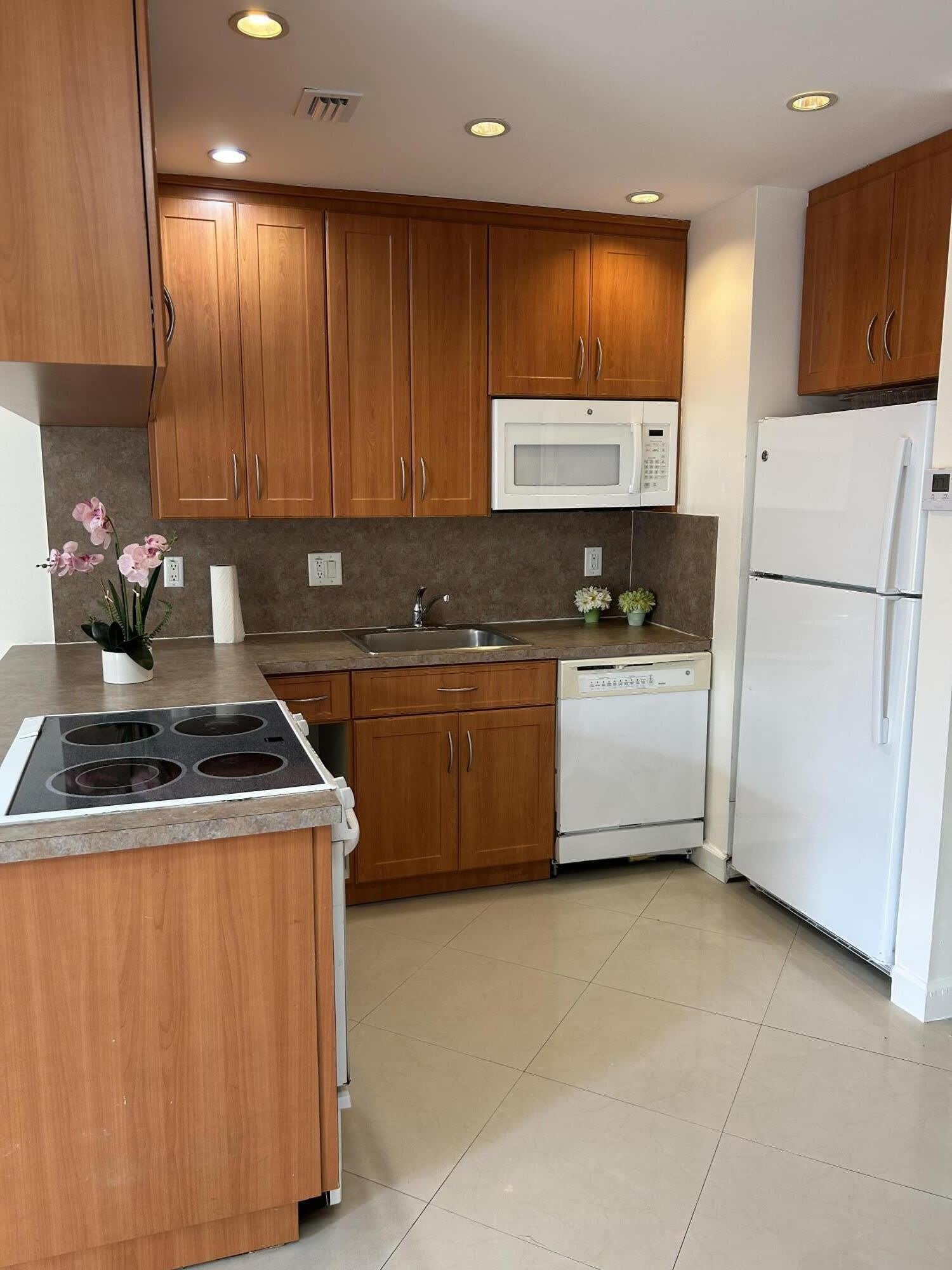 210 SE 9th Street – photo 1 of 9