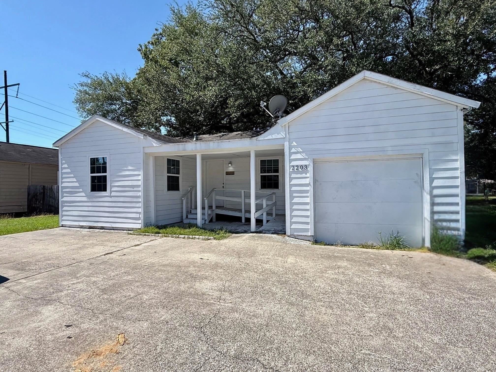 2203 N 16 ST – photo 1 of 4