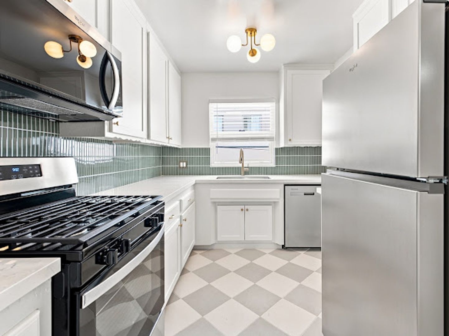 Newly Remodeled 1-Bedroom Upper Unit in Alamitos Beach – photo 1