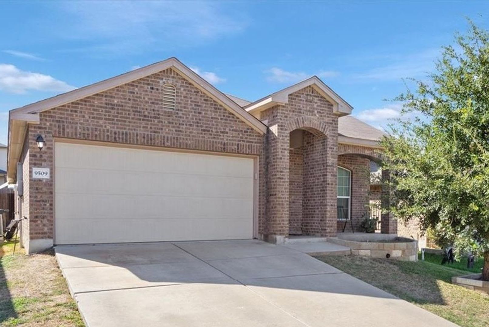 3-bedroom 2-bathroom home located in Yowell Ranch! – photo 1