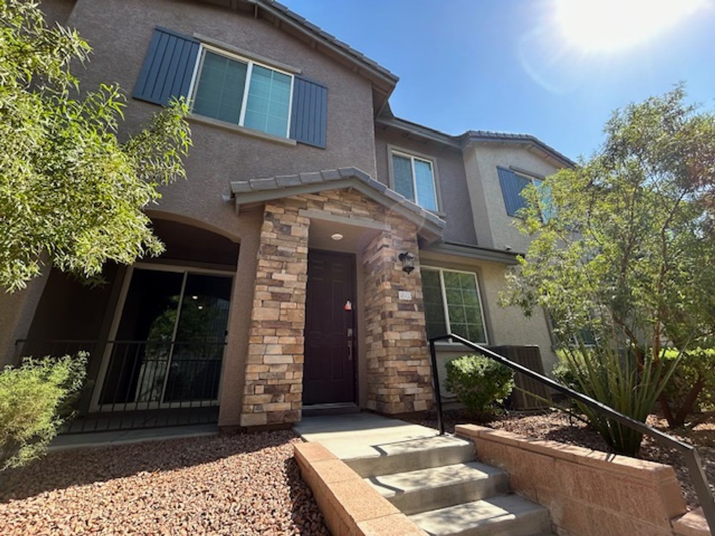 3 bedroom townhome in Henderston gated community – photo 1