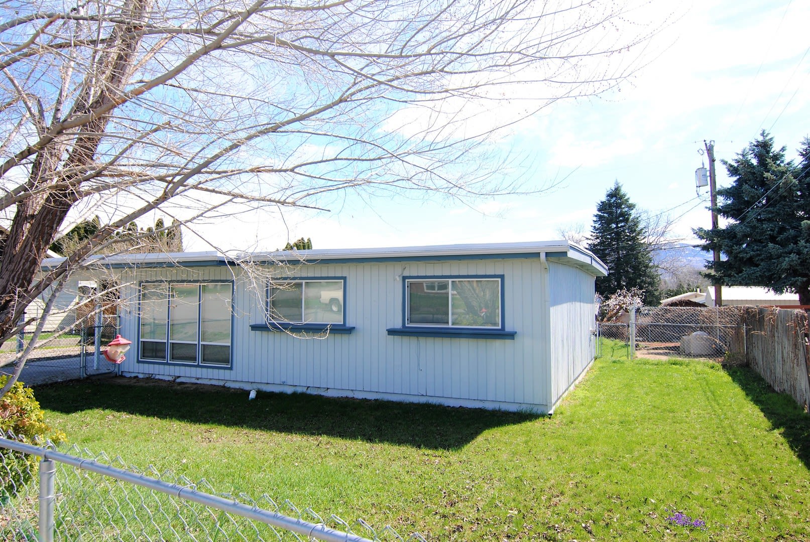3 Bedroom Upgraded House For Rent In Sought After East Wenatchee – photo 1 of 76