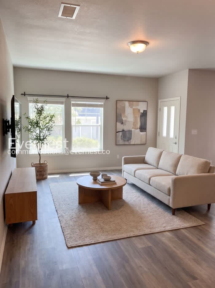 1689 Grand Avenue – photo 1 of 21