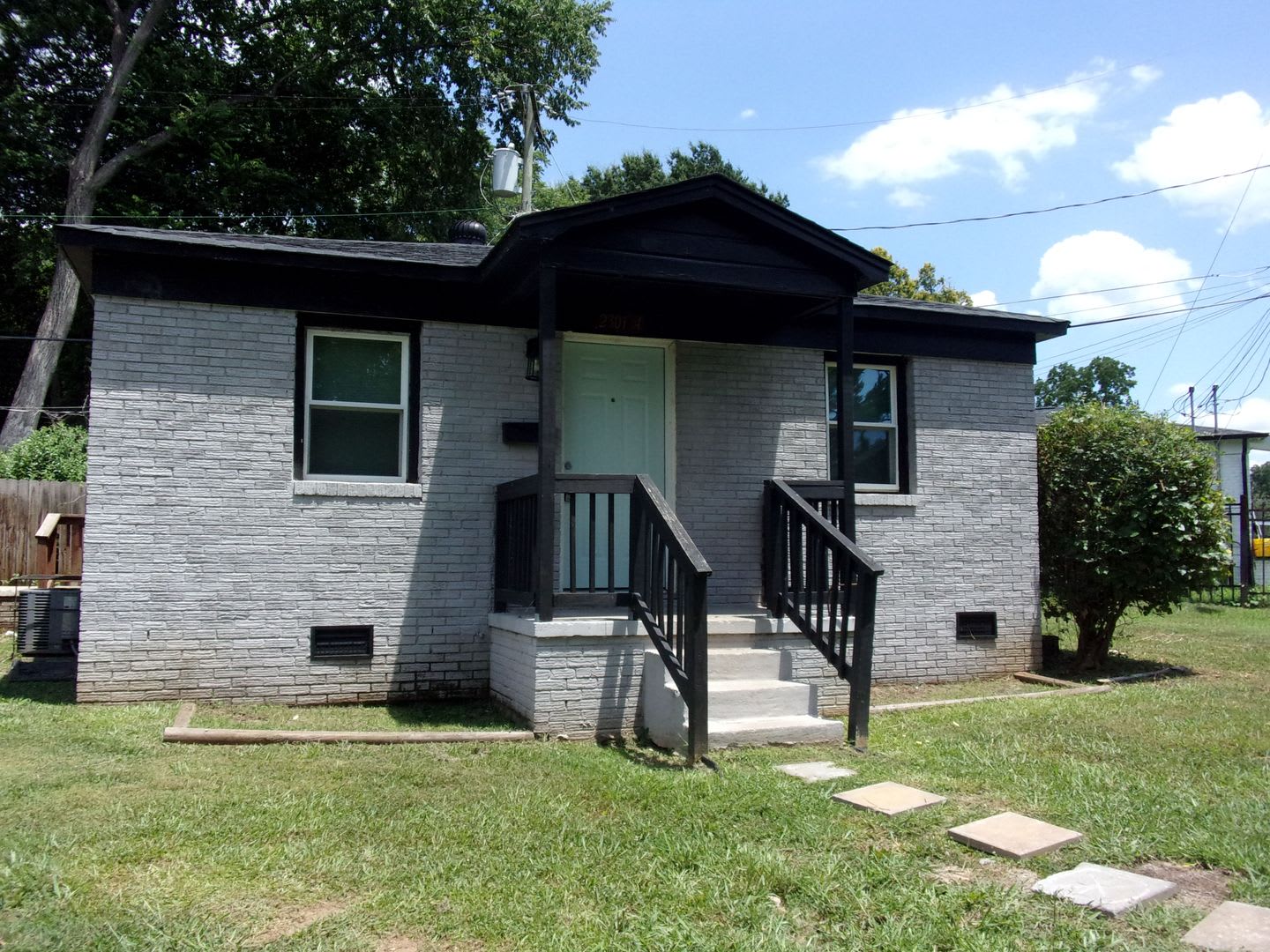 2 Bedroom 1 Bath Home Minutes from Uptown Charlotte – photo 1