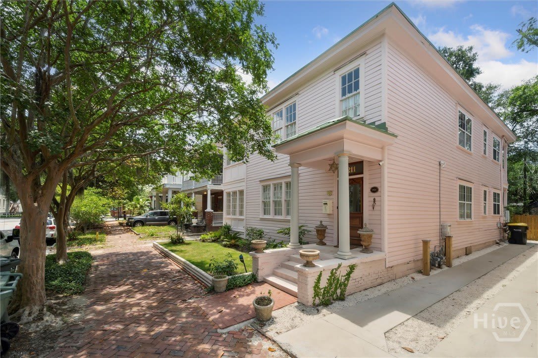 211 W 40th Street – photo 1