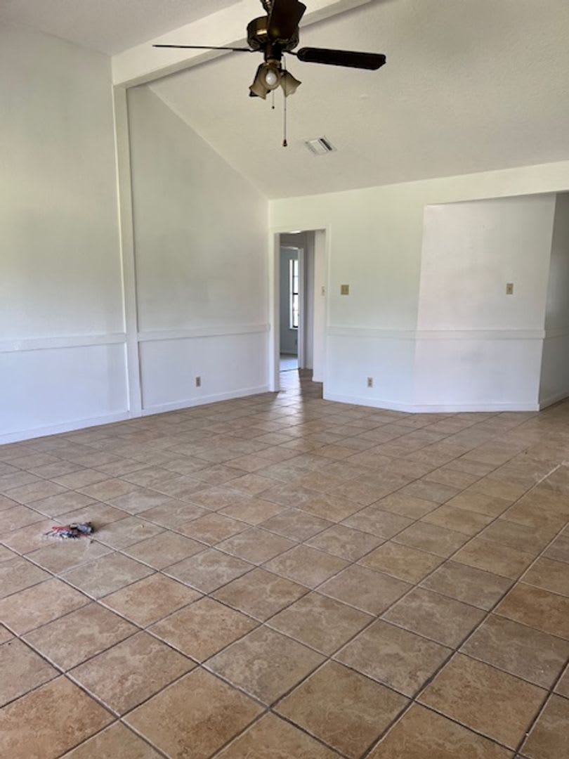 3 bed 2 bath, established neighborhood – photo 1