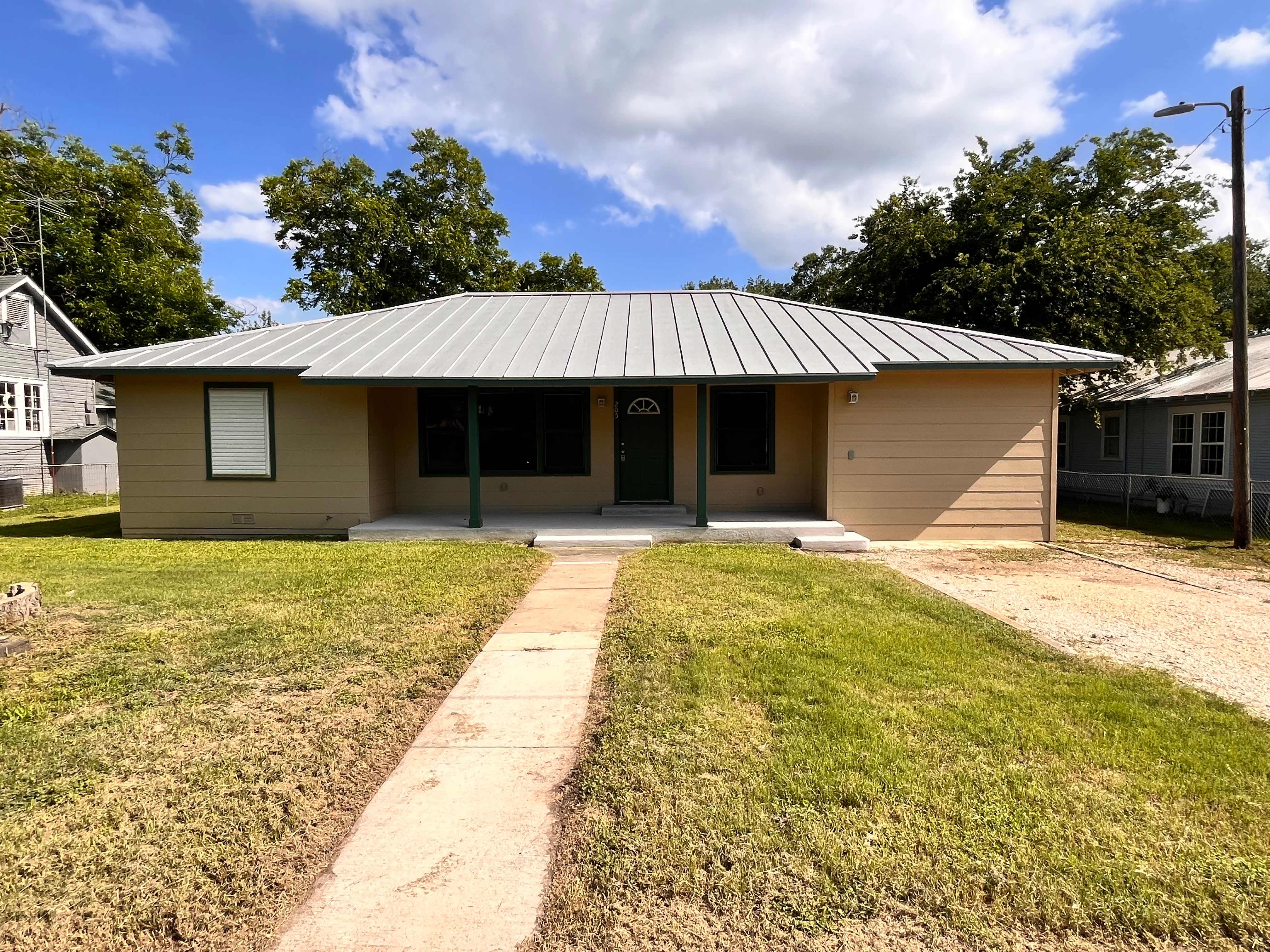 205 W Schulz St – photo 1 of 18