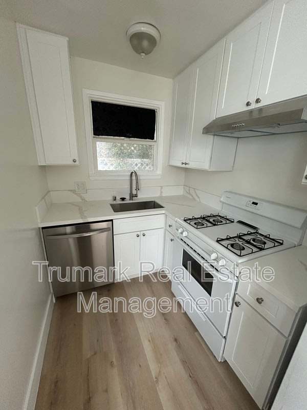 49 S Grand Oaks Ave – photo 1 of 7