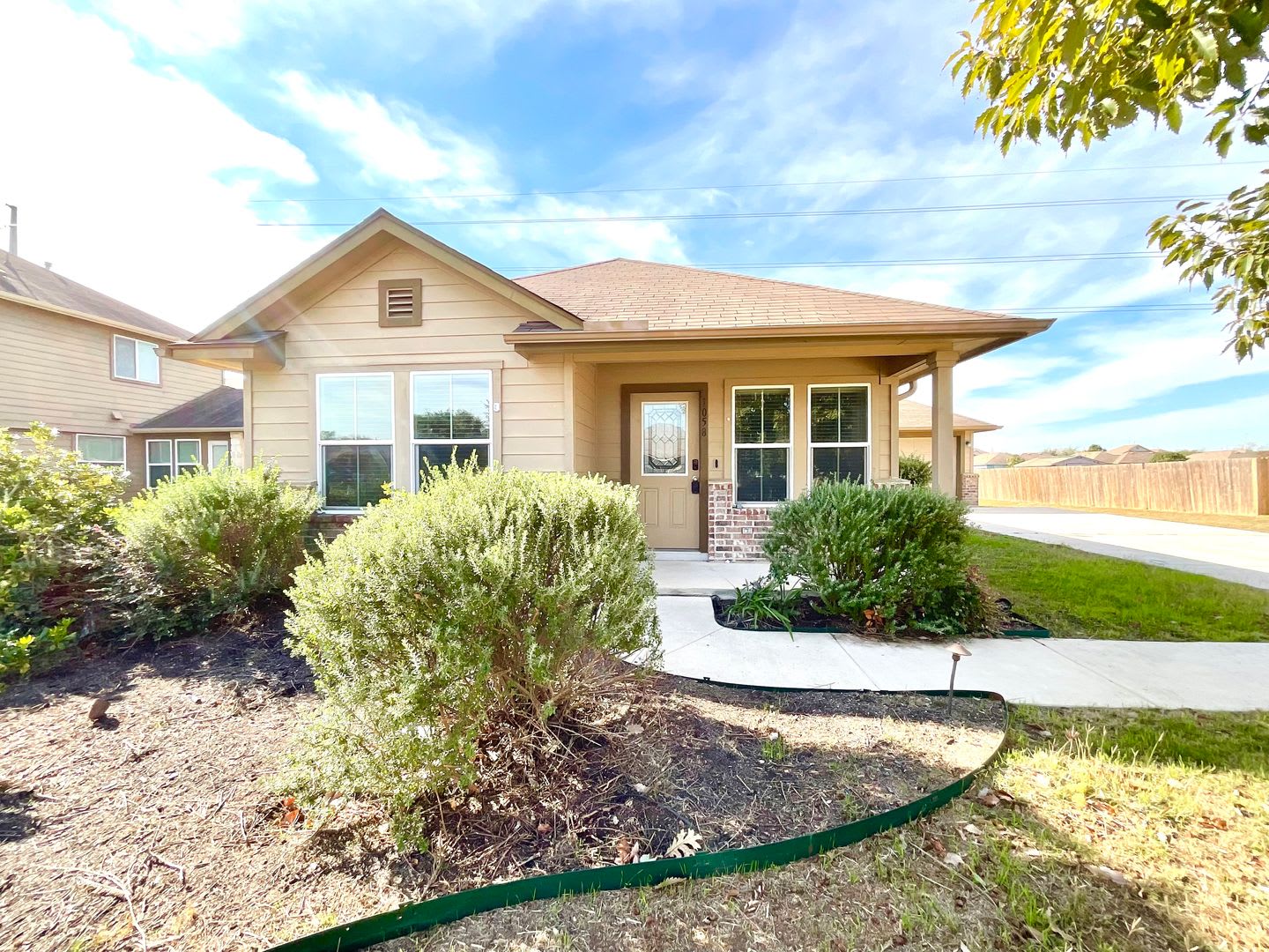 Application Received Coming Soon Move In Special Charming 3 Bedroom Home In Prime New Braunfels Location – photo 1