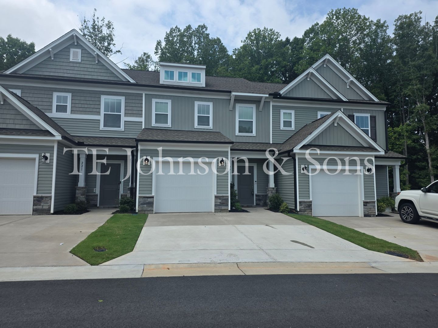 Beautiful 3 Bedroom Home with Quartz Countertops, Kitchen Island and One Car Garage in Greensboro – photo 1