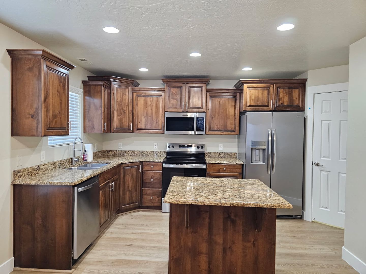 Beautiful 4 Bedroom Home – photo 1