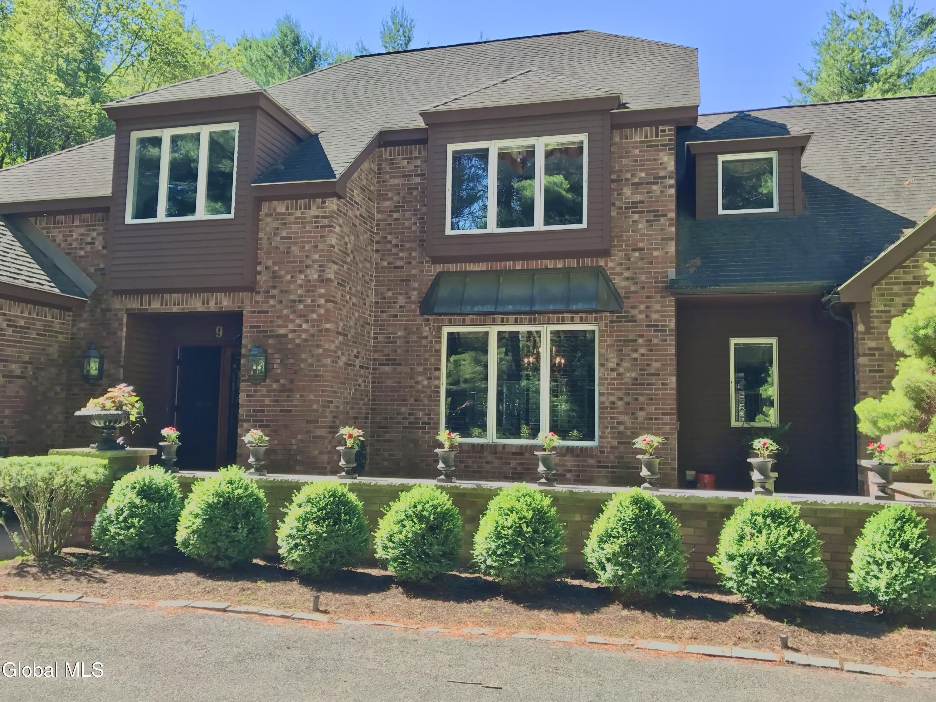 9 Oak Brook Boulevard – photo 1 of 335