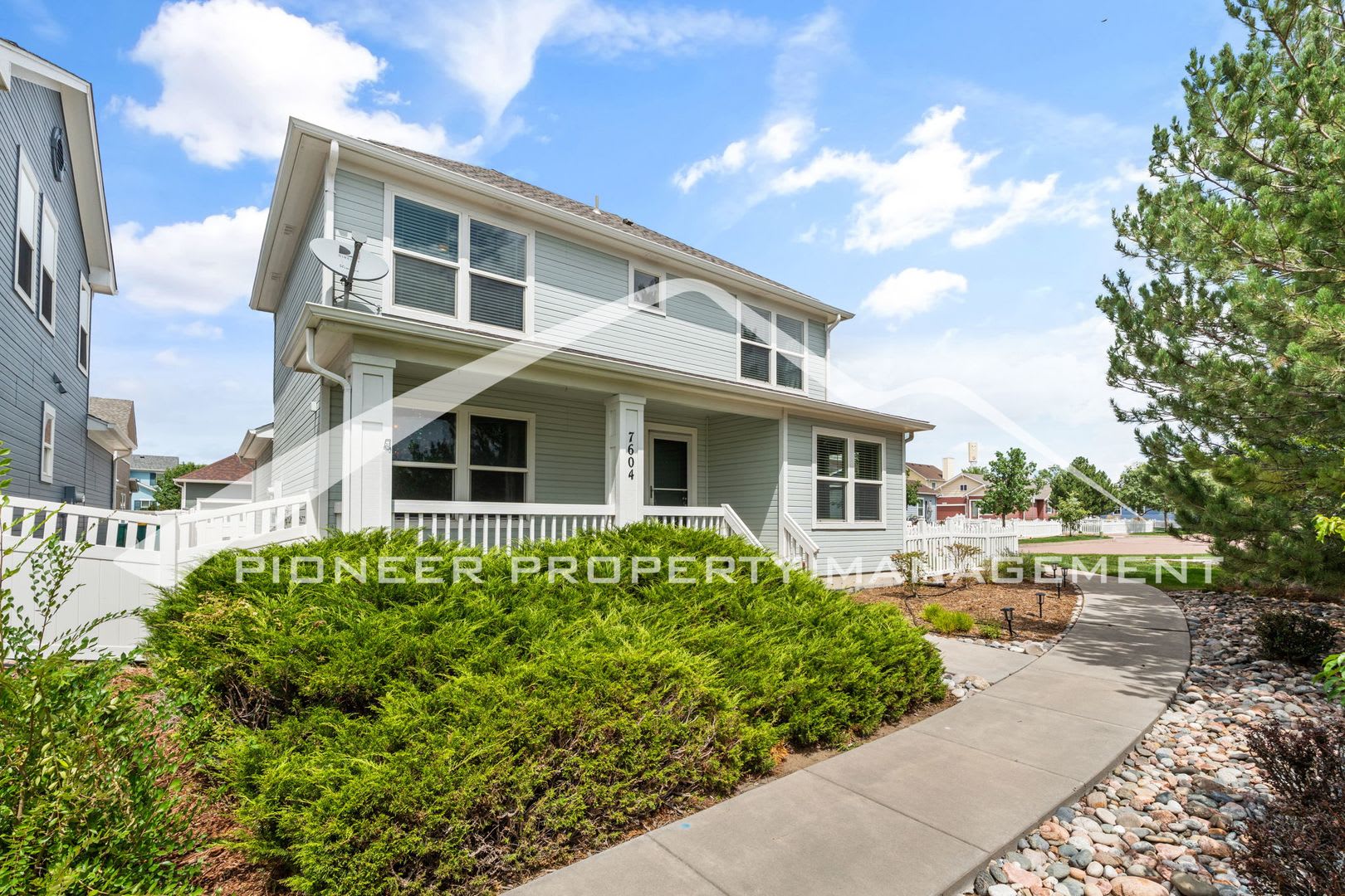 Charming 3 Bedroom Home with Stunning Mountain Views, AC, Oversized 1 Car Garage – photo 1