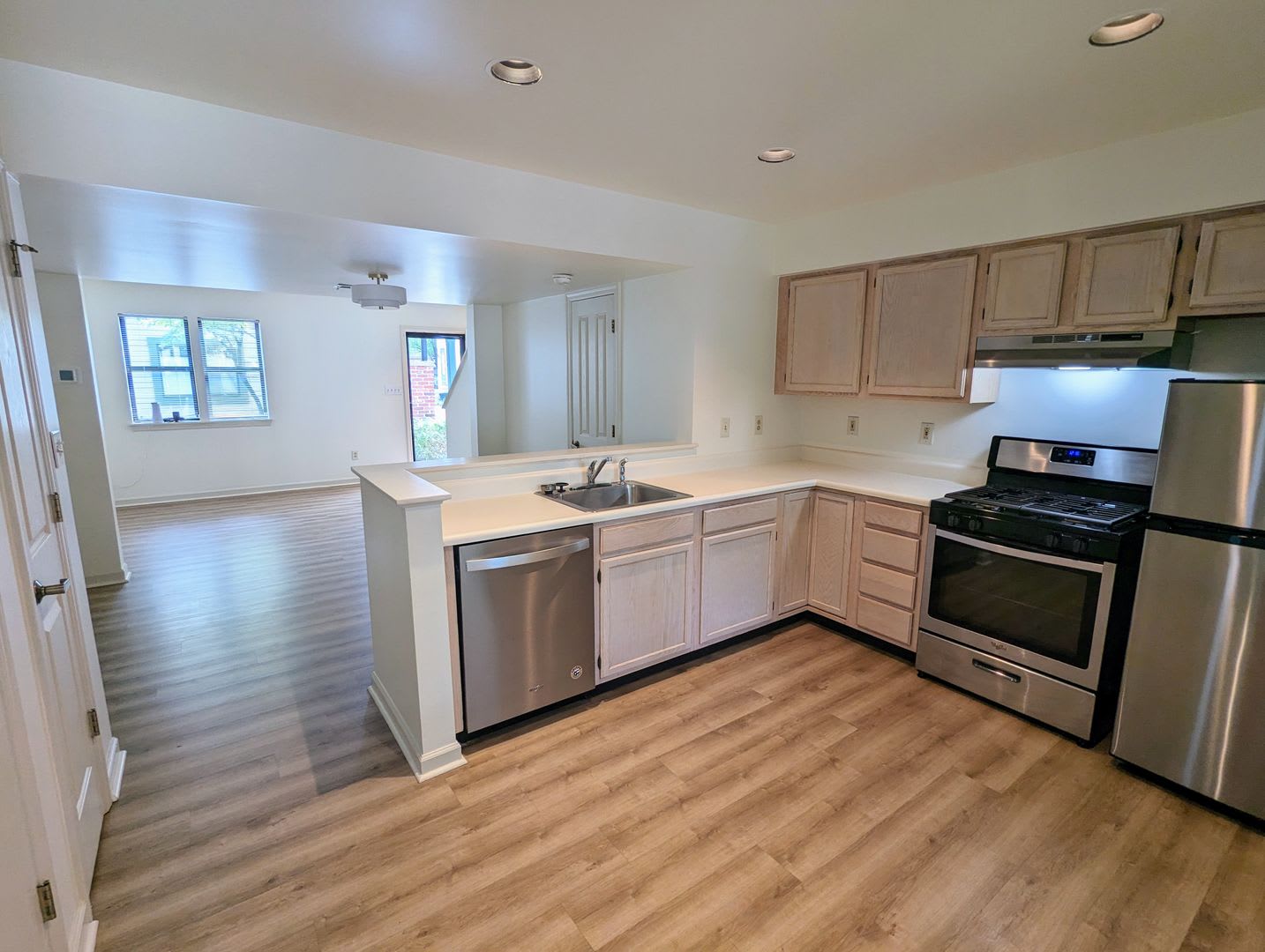 Premier City Living 2 Bed 1 5 Bath Townhouse With Off Street Parking Available Immediately South Side Flats – photo 1