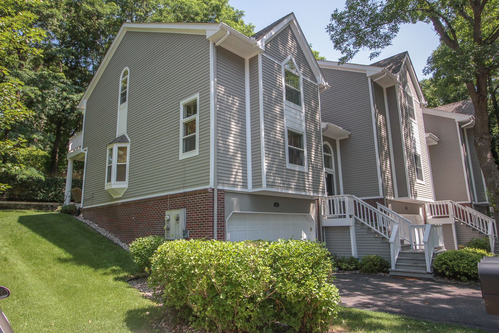 Beautifully Furnished Luxury Townhome Seasonal Rental In The Heart Of Downtown Wayzata All Utilities Paid – photo 1 of 32
