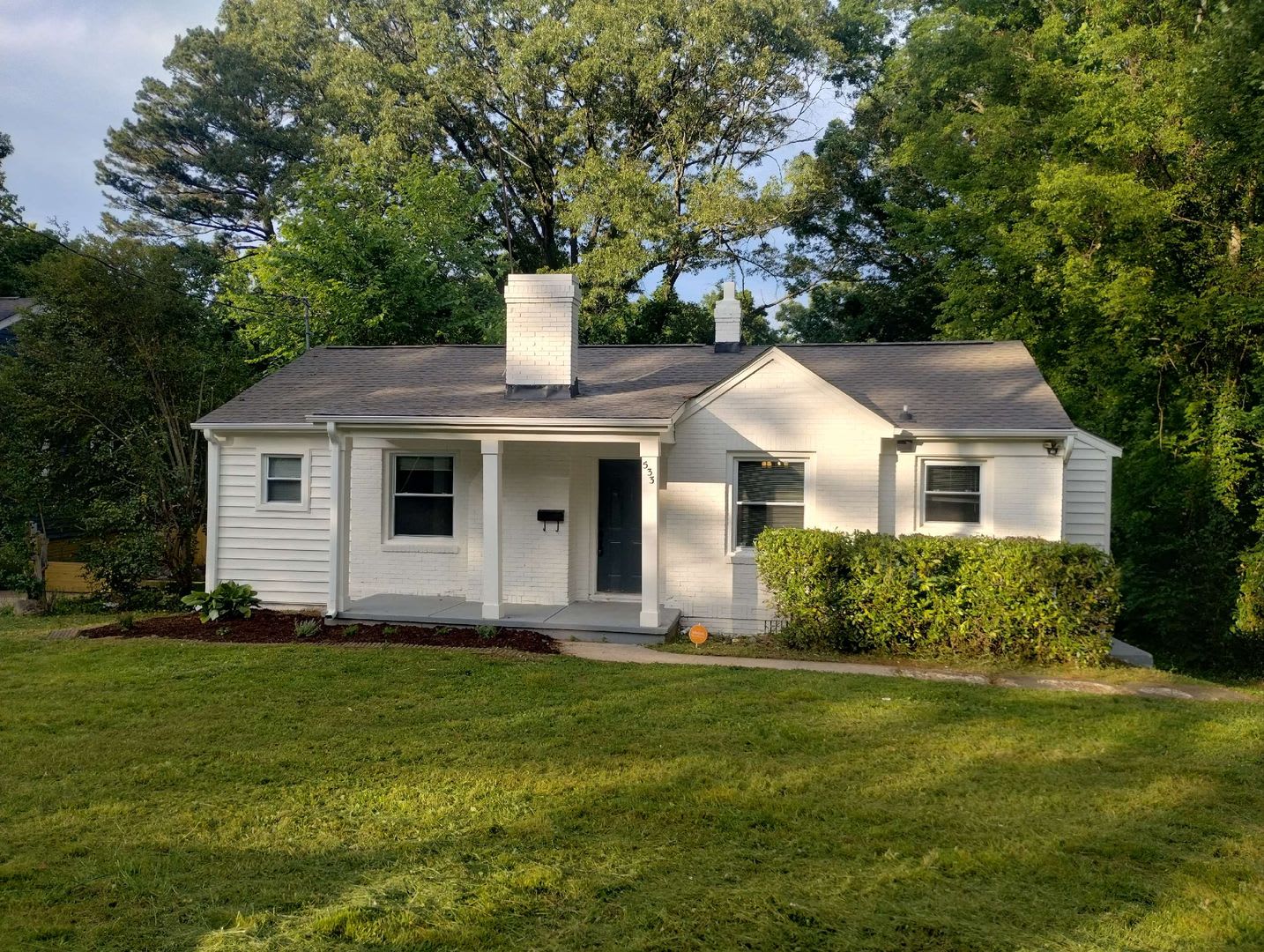 Charming Home, open floor plan close to Charlotte, shopping, airport – photo 1