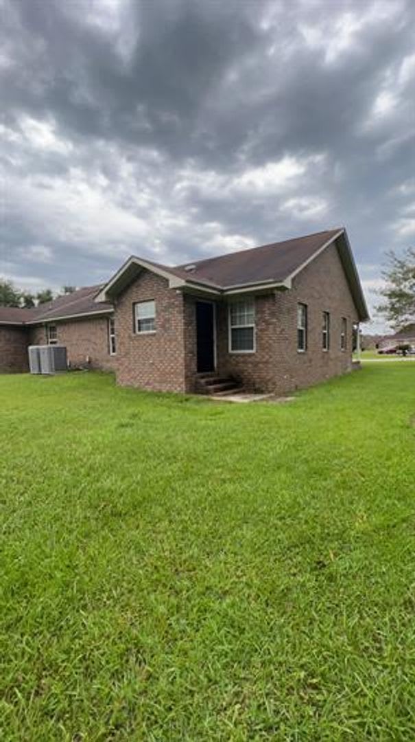 3 Bed 2 bath ready to move in!!! – photo 1 of 16