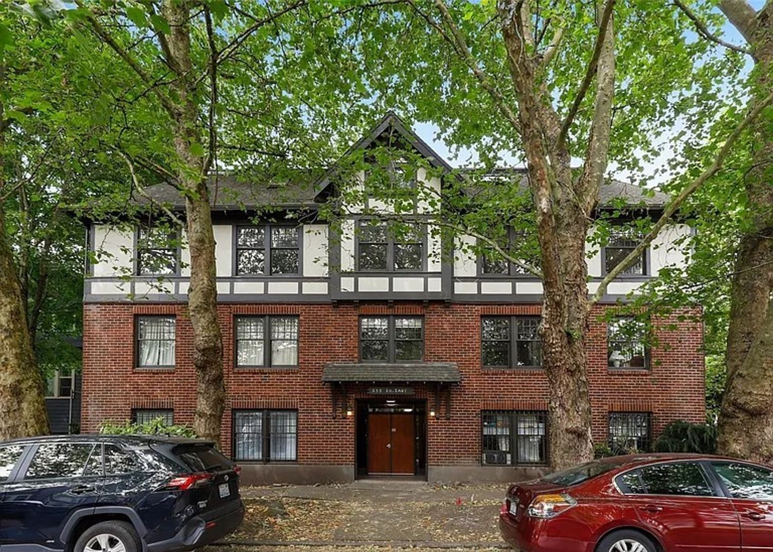 Charming North Capitol Hill Vintage Condo – Modern Comforts & Ideal Location – photo 1