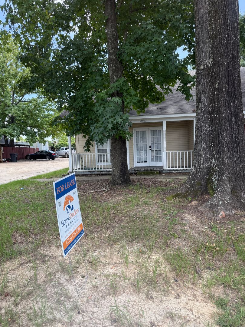 Three Bedroom Townhome off O'Neal Ready to Move-In – photo 1 of 11