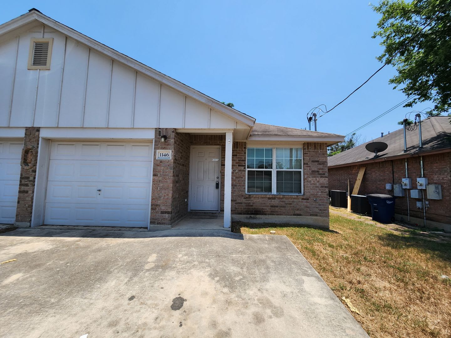 2 2 1 Duplex No Carpet Easy Access To Ih 35 Hwy 46 Fenced In Yard Fridge Included Cisd – photo 1