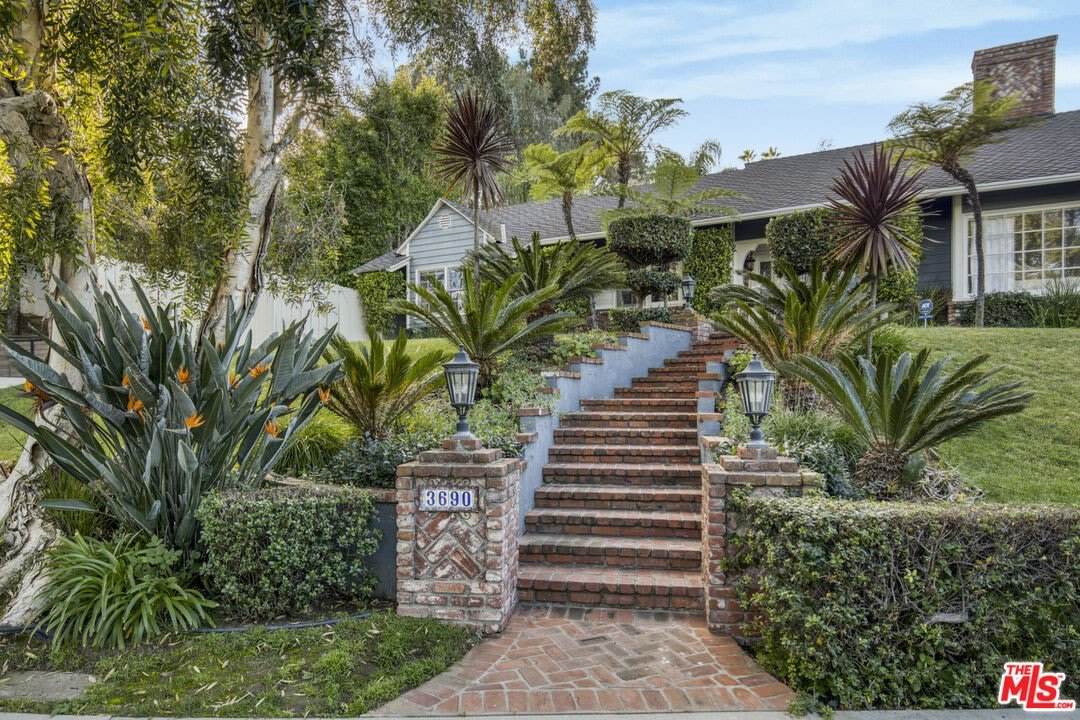 3690 Crownridge Dr – photo 1
