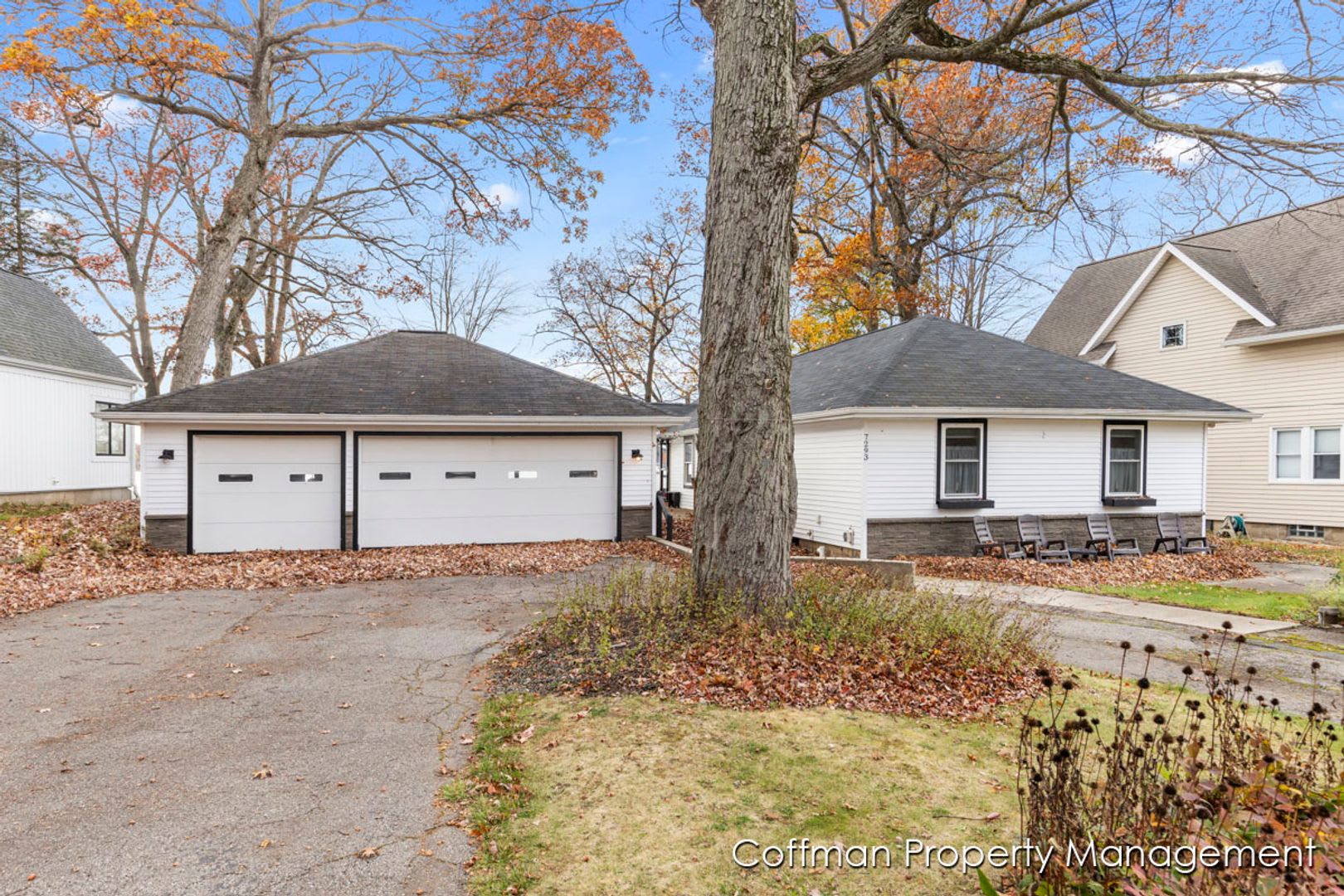 3 bed, 2.5 bath Located on Bostwick Lake – photo 1 of 20