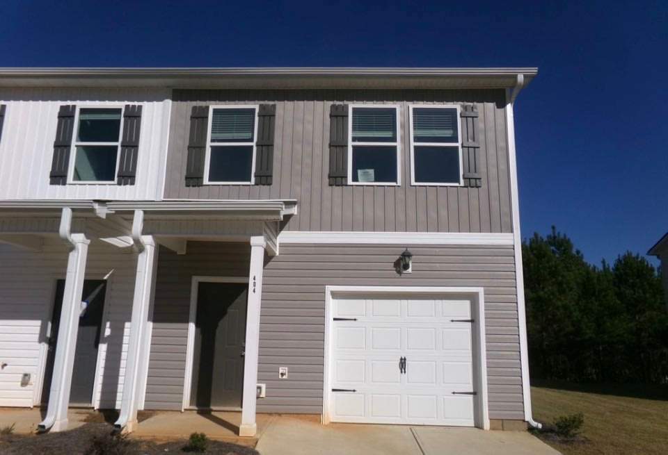 404 Oakwood Drive Northwest – photo 1 of 10