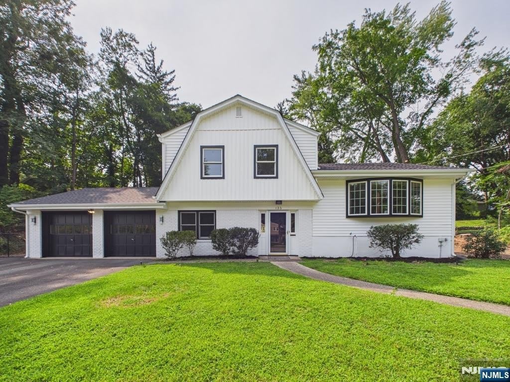 126 Southern Parkway – photo 1 of 39