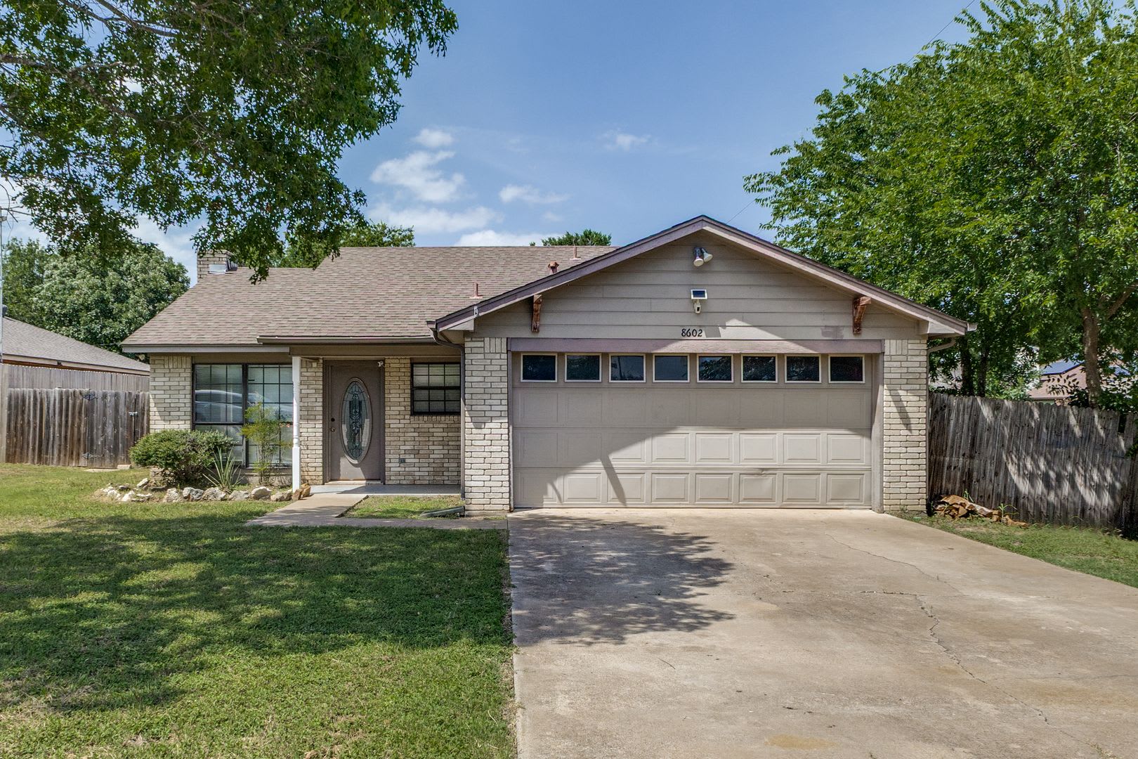 3 Bedroom 2 Bath Home With Massive Fenced Yard And Solar Panels – photo 1