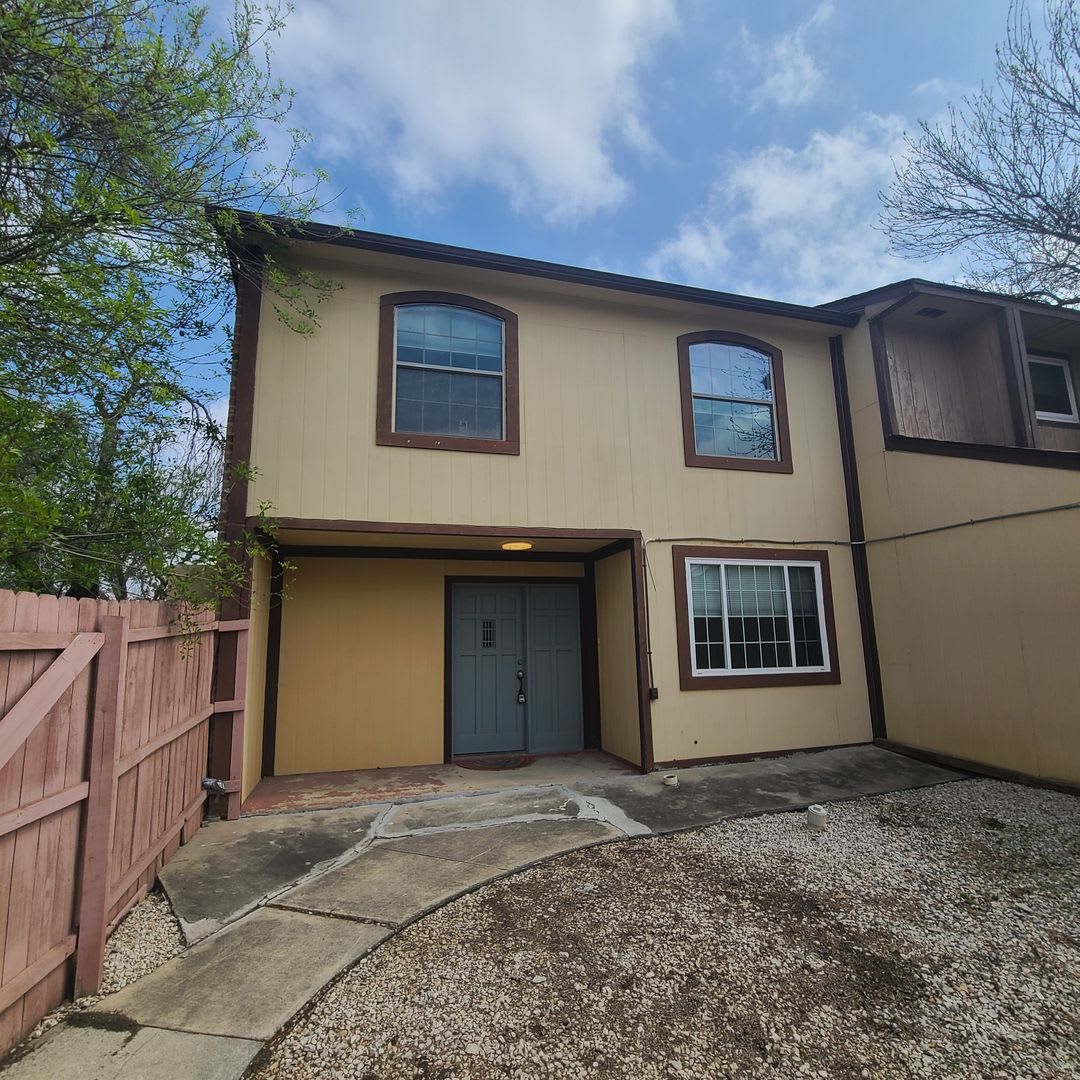 Spacious 3 BR+study/2.5 bath end-unit townhome w/balcony & patio! – photo 1