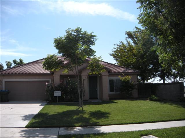 Beautiful Home Located NW Visalia, Quick Freeway Access – photo 1