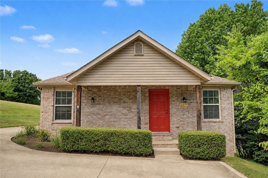 1217 N Stephens Avenue – photo 1