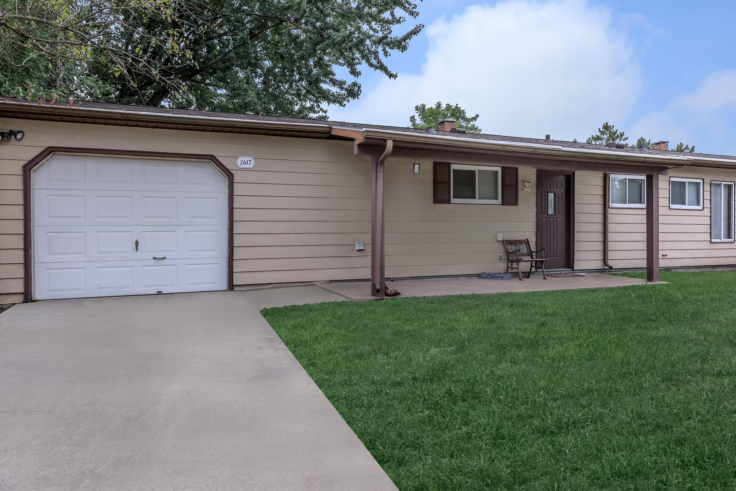 1029 N LINCOLN ST – photo 1 of 20
