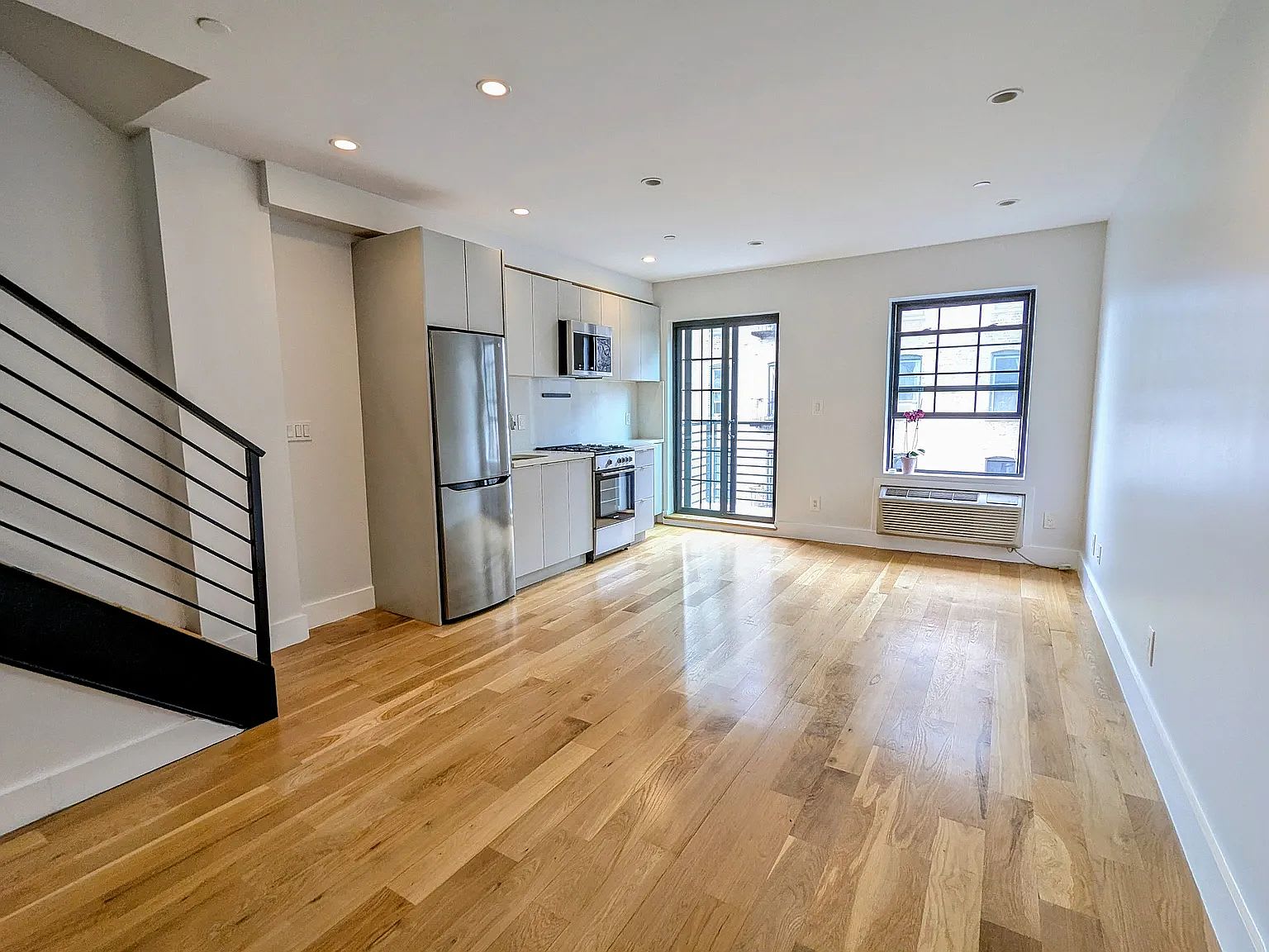 490 Van Buren St Apt 4C – photo 1